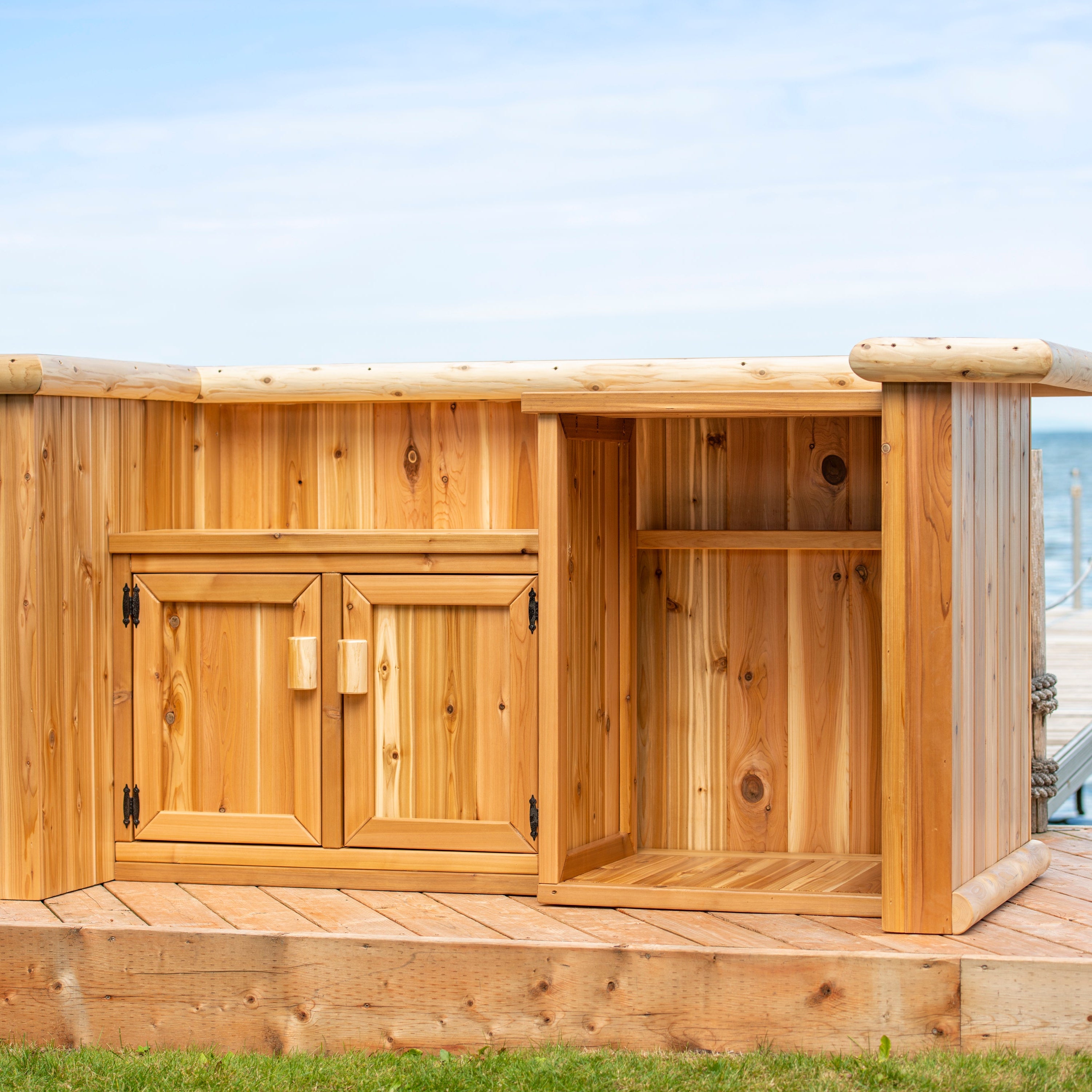Leisurecraft Tropical Paradise Tiki Bar with Cabinet and Fridge Opening