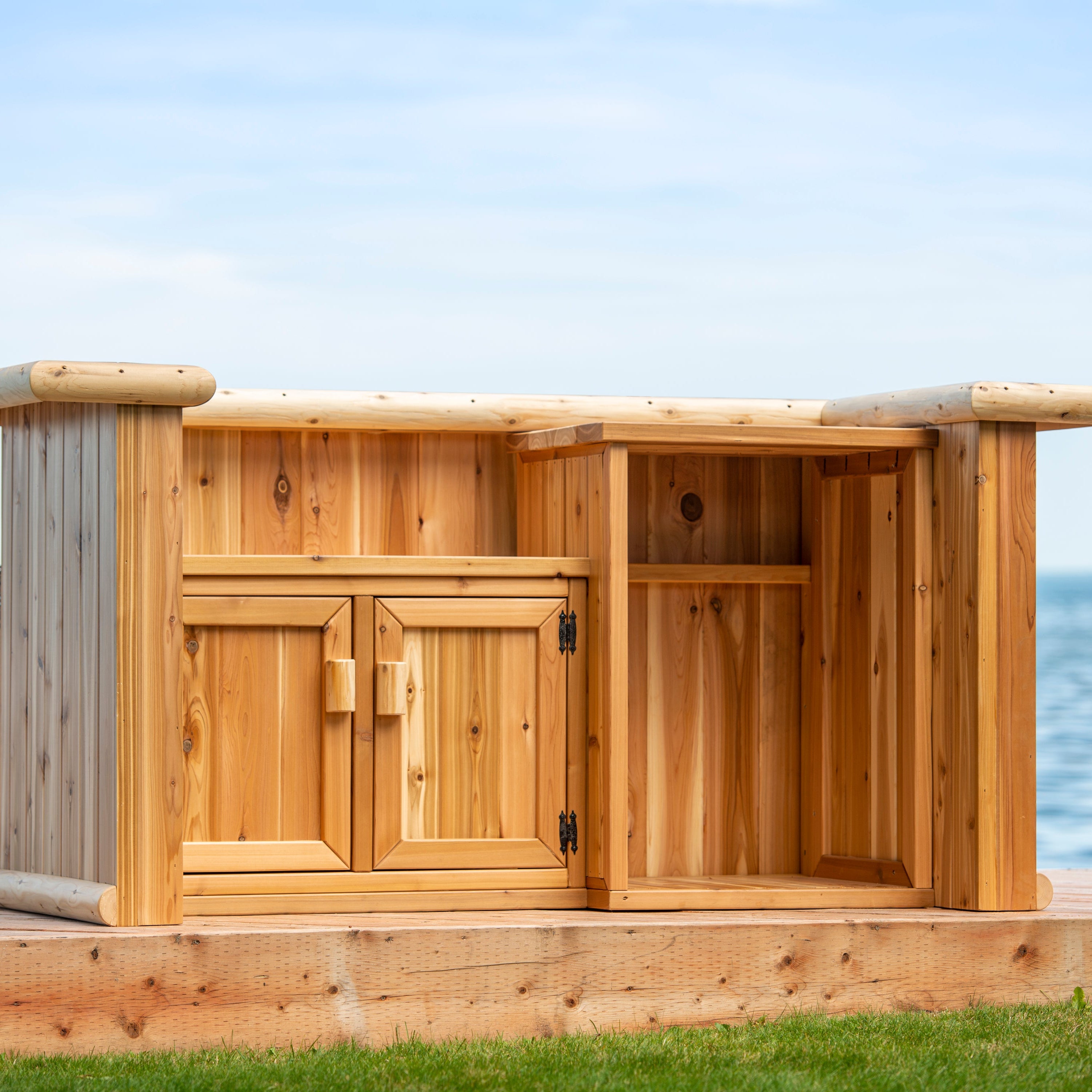 Leisurecraft Tropical Paradise Tiki Bar with Cabinet and Fridge Opening