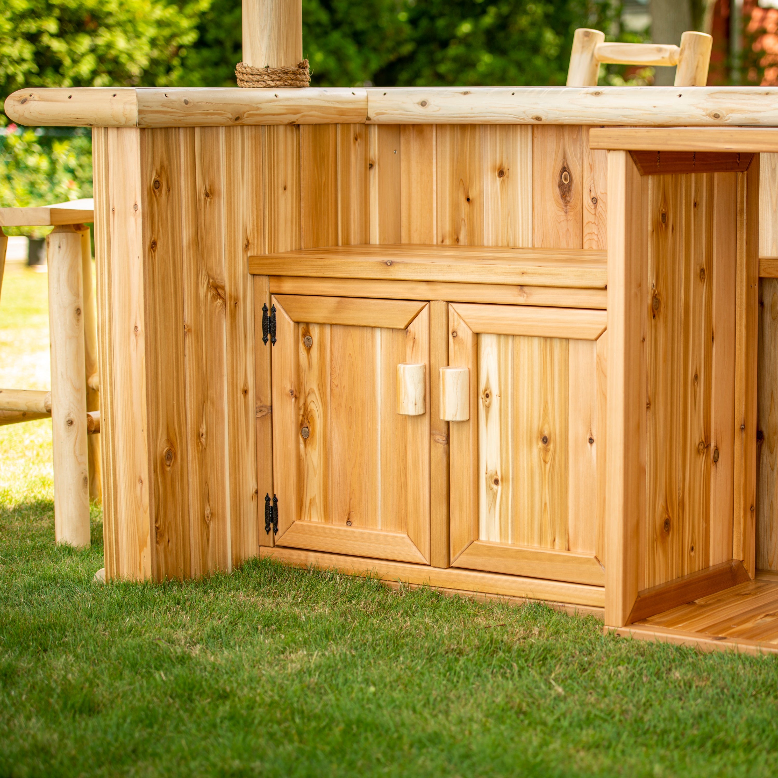 Leisurecraft Tropical Paradise Tiki Bar with Cabinet and Fridge Opening